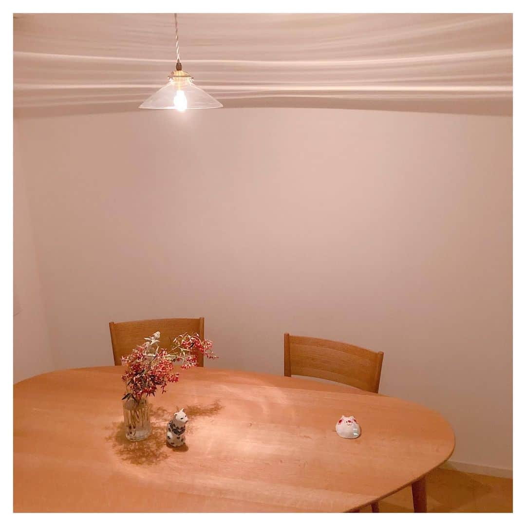 トリンドル玲奈さんのインスタグラム写真 - (トリンドル玲奈Instagram)「可愛いランプ見つけて つけてみた☺️  灯りって大事だなぁ。 ほっ☺️  今までいつ引っ越してもいいように 家具もあまり増やさないようにしていたけど、お家を暮らしやすく整えるのって楽しい♡」12月19日 23時40分 - toritori0123
