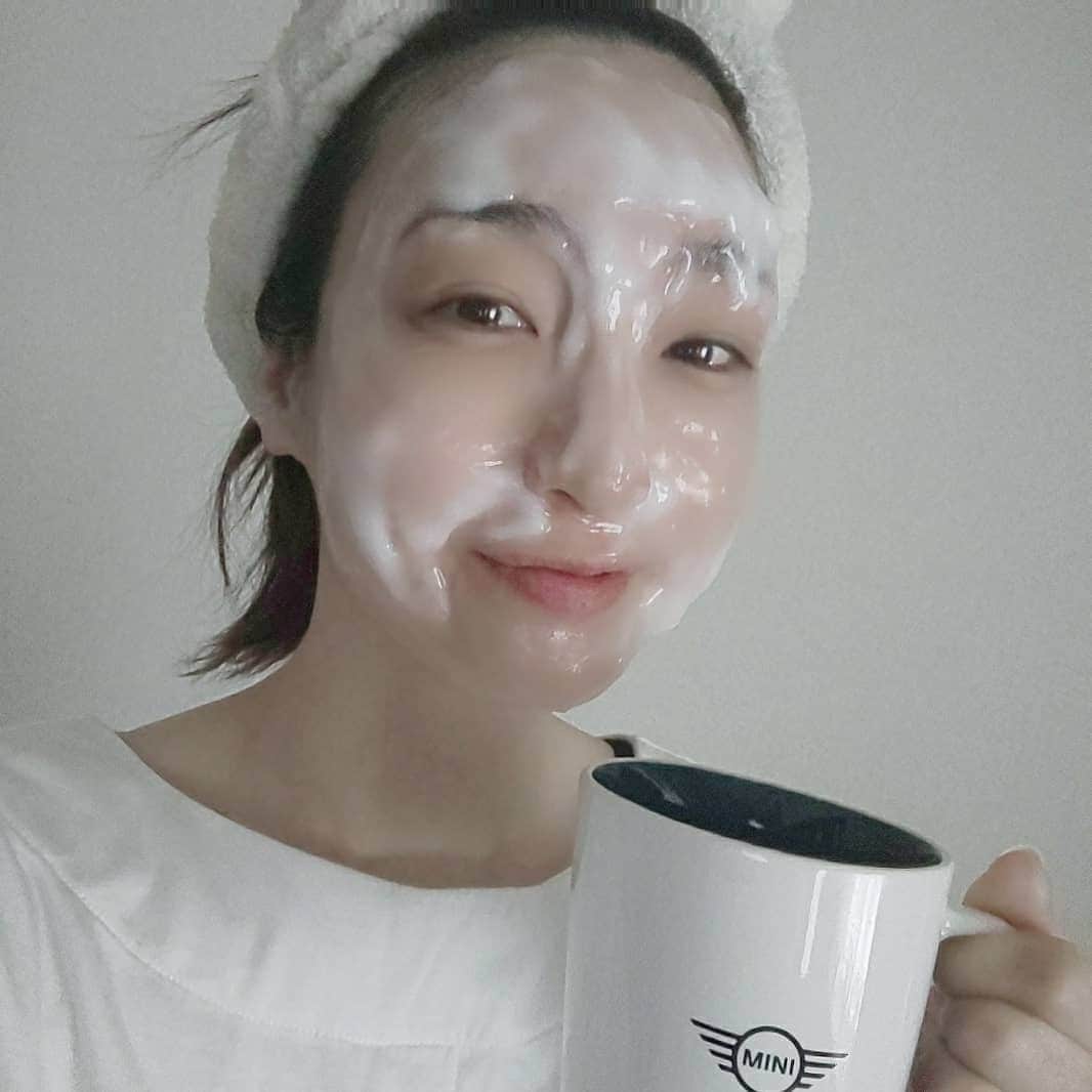 藤原宏美（ひろみん）さんのインスタグラム写真 - (藤原宏美（ひろみん）Instagram)「今週の【プルリ公式アンバサダー通信】♥️   一週間のおしまいには、 おなじみの炭酸パック「プルリ」♥️  どんなに忙しくても プルリだけは続けています😊  パック時間は20分ほど。  固まるけれど、表情は動かせるので、 ごはんを食べたりお茶を飲んだり 家事をしたりと、パック時間も有効に使えるので便利⏰  はがした後は、 エステ帰りのような プルンっとしたお肌になれますよ～😍  @utukcia  #炭酸パック #炭酸パックプルリ #炭酸パックpurury #purury #プルリ #utukcia #ウツクシア #炭酸パックプルリアンバサダー  #炭酸ジェルパック #炭酸ガスパック #フェイスパック #モデリングマスク #セルフエステ #自宅エステ #おうちエステ #炭酸美容 #おうち美容 #ながら美容 #美肌 #美肌ケア #スキンケア #美容 #美 #beauty #藤原宏美 #お花のある暮らし #生花が好き」12月19日 23時46分 - hiromint7
