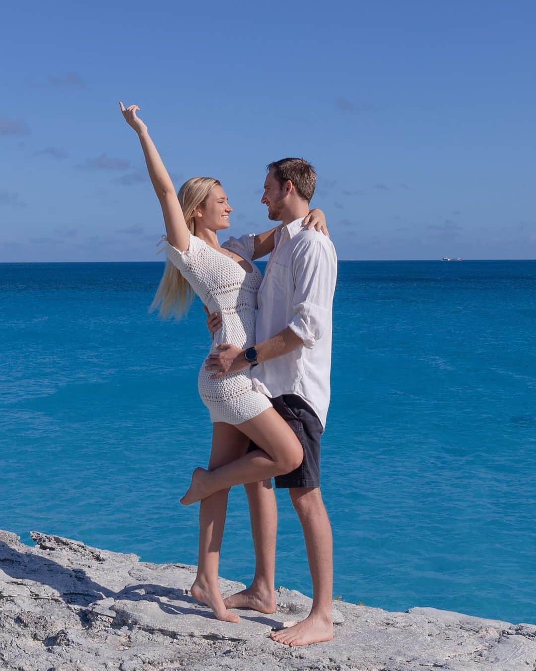 サシャ・カリスのインスタグラム：「Love being here with YOU! ❤️ Tag your travel partner ⬇️🥰 . . .  #home #homesweethome #ootd #travelphotography #ltkfashion #ltk #ocean #oceanlife #photography  #bahamas🇧🇸 #liketoknowit #bikini  #revolve #couplegoals #couple #couplephotography #loveyou」