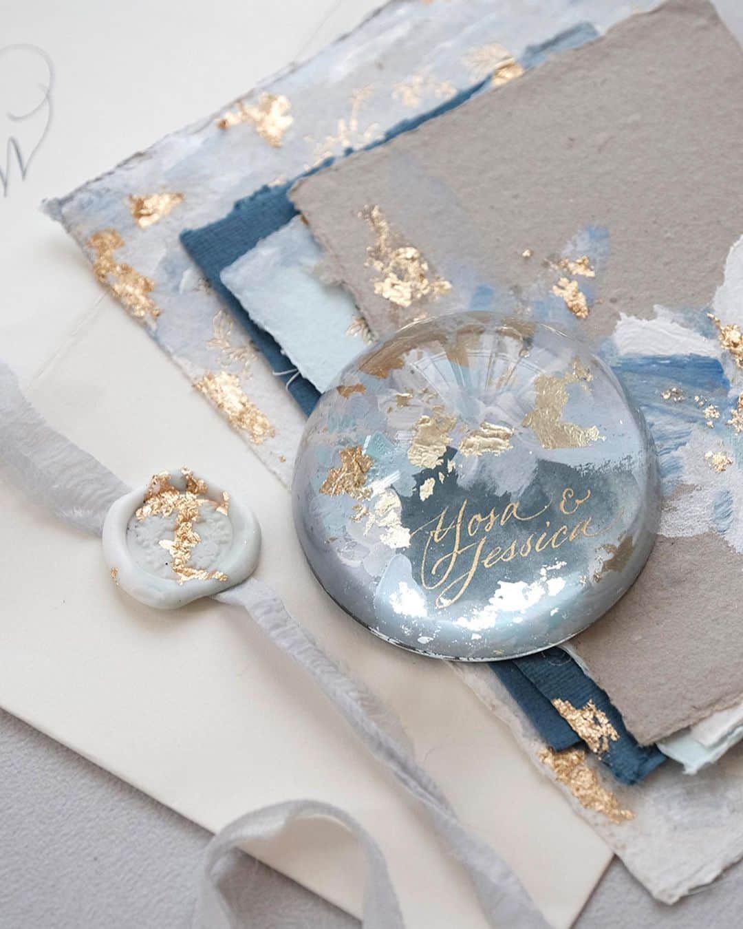 Veronica Halimさんのインスタグラム写真 - (Veronica HalimInstagram)「Another handmade invitation bundle for Jessica and Yosa where little detail matters. Congratulations @gacil #yojeskitanikah  —  #vhcalligraphy #truffypi #カリグラフィー #カリグラフィースタイリング #モダンカリグラフィー #calligraphystyling #カリグラフィーワークショップ #weddingstationery #moderncalligraphy #handmadepaper  #penmanship #ウェディング #ウェディングアイテム #カリグラファ #スタイリングワークショップ #スタイリング #prettypapers #weddingsuite #styledshootbundle」12月19日 23時49分 - truffypi