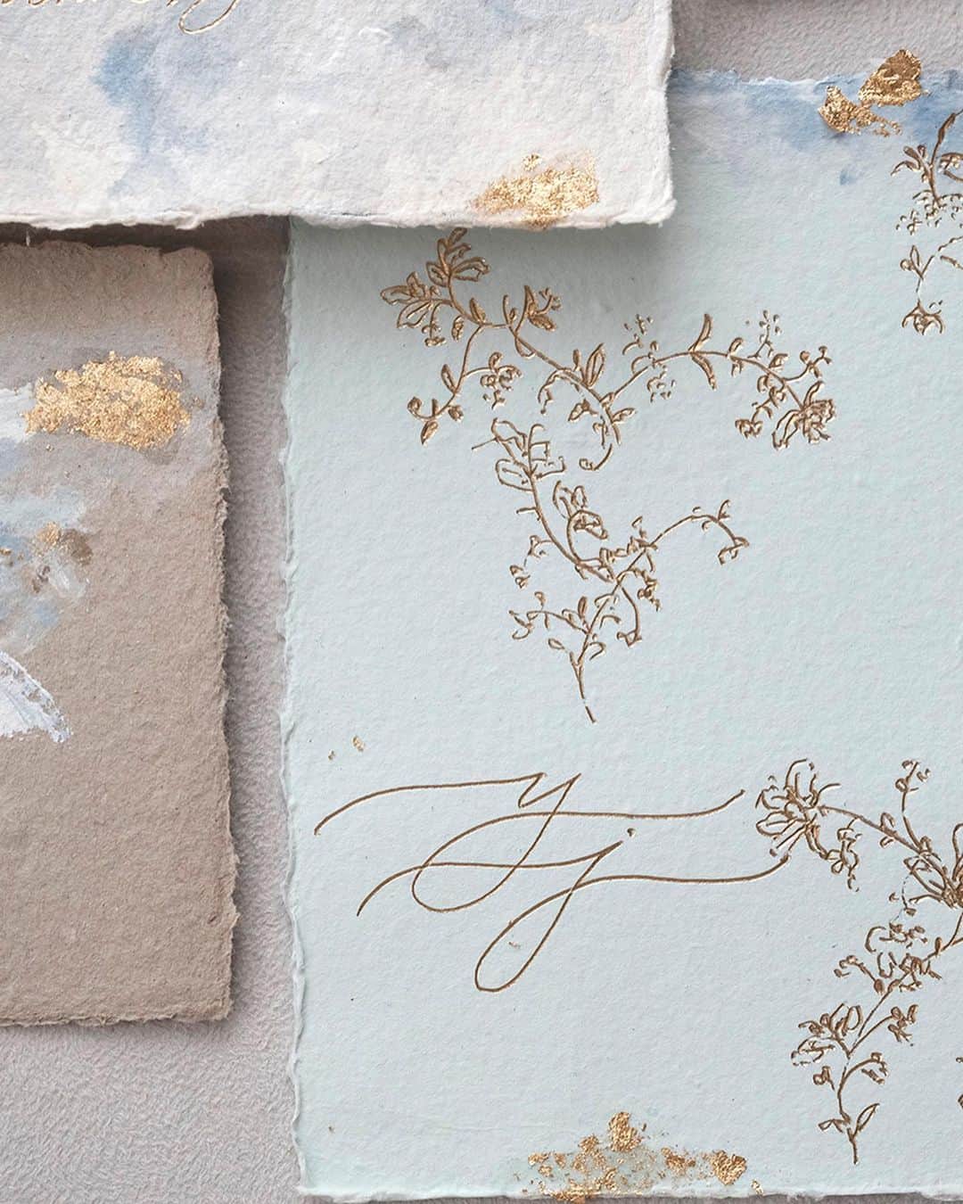 Veronica Halimさんのインスタグラム写真 - (Veronica HalimInstagram)「Another handmade invitation bundle for Jessica and Yosa where little detail matters. Congratulations @gacil #yojeskitanikah  —  #vhcalligraphy #truffypi #カリグラフィー #カリグラフィースタイリング #モダンカリグラフィー #calligraphystyling #カリグラフィーワークショップ #weddingstationery #moderncalligraphy #handmadepaper  #penmanship #ウェディング #ウェディングアイテム #カリグラファ #スタイリングワークショップ #スタイリング #prettypapers #weddingsuite #styledshootbundle」12月19日 23時49分 - truffypi