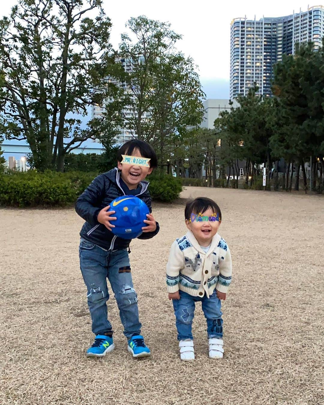 蒲生麻由のインスタグラム：「週末はfamily day💕﻿ 6年振りに携帯変えたら、﻿ カメラの機能が全然違〜う❣️❣️ 夕方でも明るく撮れるし、 ポートレート機能も本当に素敵😆﻿ ﻿ #familyday #brothers #兄弟ショット ﻿ #動いてばかりで全然写真撮らしてくれない﻿ #ポートレート機能に感動 #携帯変えました #mamalife #myboys #mysunshine」