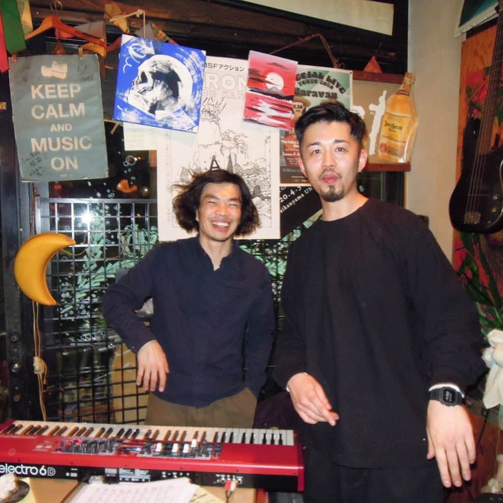 MONKYさんのインスタグラム写真 - (MONKYInstagram)「昨日は新百合ヶ丘chit chatで金子巧とNoryとの cosmic session。  Noryが仕込んできたtrackも面白くて、また新しい流れが出来たような気がします。 遊びに来てくれたバズラ鉄平の激アツなMy Wayも沁みたなぁ〜  しげみ食堂のご飯も美味しくてポジティブパワーもらったし、chit chatはいつも最高！ chit chatな皆さん、配信見てくれた皆様ありがとうございました❣️  MCカットしたアーカイブは明日まで残すので、よかったら観ていって下さい。気に入ったらチャンネル登録や投げ銭もお願いします🤩🤩🤩  アーカイブはこちらから。 　  https://youtu.be/Iu05g5Xnu9E  インスタの人は僕のプロフィールのリンクからどぞ！  #monkysax #takumikaneko #nory #cosmicsession #chitchat」12月20日 0時01分 - ____monky____