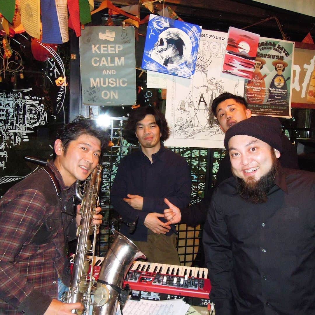 MONKYさんのインスタグラム写真 - (MONKYInstagram)「昨日は新百合ヶ丘chit chatで金子巧とNoryとの cosmic session。  Noryが仕込んできたtrackも面白くて、また新しい流れが出来たような気がします。 遊びに来てくれたバズラ鉄平の激アツなMy Wayも沁みたなぁ〜  しげみ食堂のご飯も美味しくてポジティブパワーもらったし、chit chatはいつも最高！ chit chatな皆さん、配信見てくれた皆様ありがとうございました❣️  MCカットしたアーカイブは明日まで残すので、よかったら観ていって下さい。気に入ったらチャンネル登録や投げ銭もお願いします🤩🤩🤩  アーカイブはこちらから。 　  https://youtu.be/Iu05g5Xnu9E  インスタの人は僕のプロフィールのリンクからどぞ！  #monkysax #takumikaneko #nory #cosmicsession #chitchat」12月20日 0時01分 - ____monky____