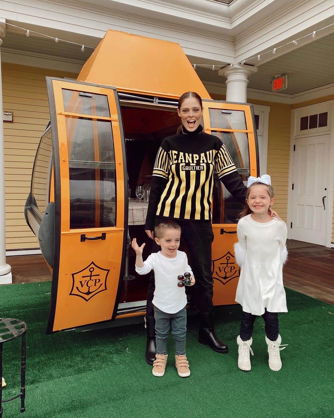 のインスタグラム：「Now this is my idea of outdoor dining! Having a fabulous fondue brunch inside a vintage ski gondola at @OceanHouseRI's amazing #FondueVillage. Swipe through for some chocolate overload. 🎿 🇨🇭 🍫  . . #OceanHouseRI @VisitRhodeIsland #VisitRhodeIsland」