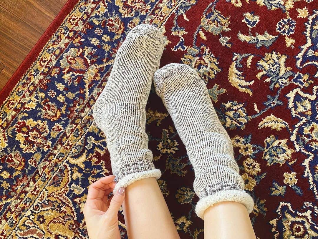 岩崎裕美さんのインスタグラム写真 - (岩崎裕美Instagram)「. この冬、感動するほど良かった個人的オススメ。 @tsukamoto_socks さんの アメリカンパイルソックス🧦  デザインもなんだけど、何より履き心地がね。 これ履いた人しかわからない感動があるよ。本当に😂 冷え性のみんなに試してもらいたい！  冬に悪化しがちだった冷え性や腰痛はヨガのおかげでだいぶ緩和されてるんだけど、おうちという安全地帯にいると外より気緩んで薄い靴下で末端冷やしがち。  なのに、このソックス履くとえ？無敵なの？ って思うぐらい足元が守られる！😭 温かすぎてこれ以外もう履きたくないレベルなので 気持ち的には1億枚欲しい←  私は2枚目の通りこの2つ持ってるんだけど、 @takemura_photo からレッグウォーマーもあるという情報を手に入れてるので、それも欲しい…🥺  普段使いとヨガの時用と登山用と…って 色々理由つけて沢山狙ってるんだな。 ＿＿＿＿＿＿＿＿＿＿＿＿＿＿＿＿＿＿＿＿＿＿＿＿＿ #ソックス #ルームソックス #冬コーデ #おうち時間 #靴下 #足元 #足元倶楽部 #冷え性改善 #elephantclub #socks #roomwear #winter #ootd #fashion #wear」12月19日 23時53分 - hiromi_iwasaki