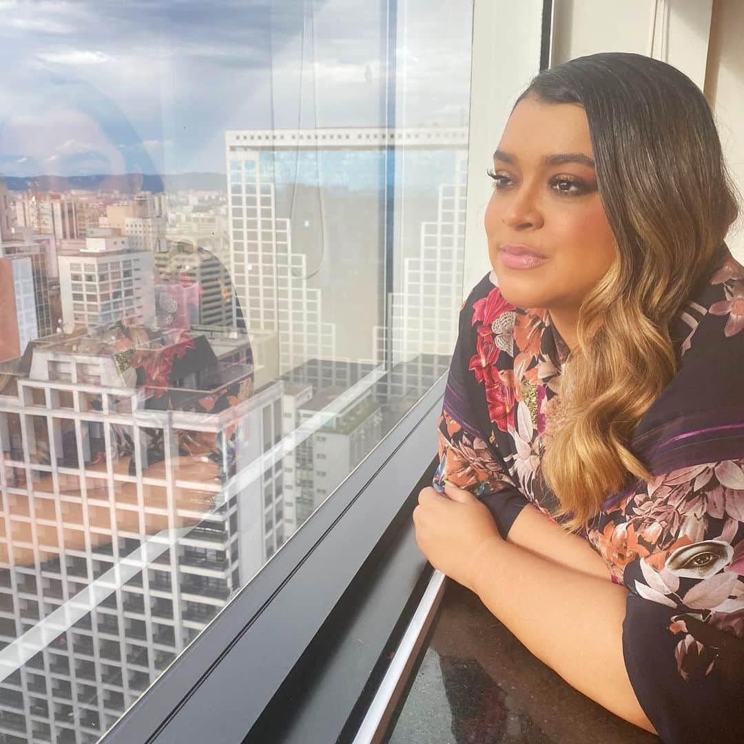Preta Gilのインスタグラム：「Hoje me despeço de São Paulo, cidade que considero minha casa desde quando me mudei pra cá, pela primeira vez, há 30 anos atrás pra trabalhar!!! Foi uma semana de muito trabalho num ano tão difícil e hoje em dia, pra nós artistas trabalharmos, dá mais trabalho ainda: muitos cuidados, exames..., muita organização e logística redobrados!!!! Agradeço minha equipe amada que me ajuda a fazer minha parte com mais segurança AMO VOCÊS @rodrigogodoy_ @rocha_soraya @tvaiano @gleicetherapy Biba @campos_mari @malupbarbosa @horaciobrandao @ingridb.lima @rafaelbertoli87 @carlosreiscase @julia_sampaio @fabiolessa @andrepolvo @ricardomarinsoficial @gilmarcus @alexabencoado1 @edson.oscar @ligaentretenimento e @music2mynd #equipepg #familiapg」