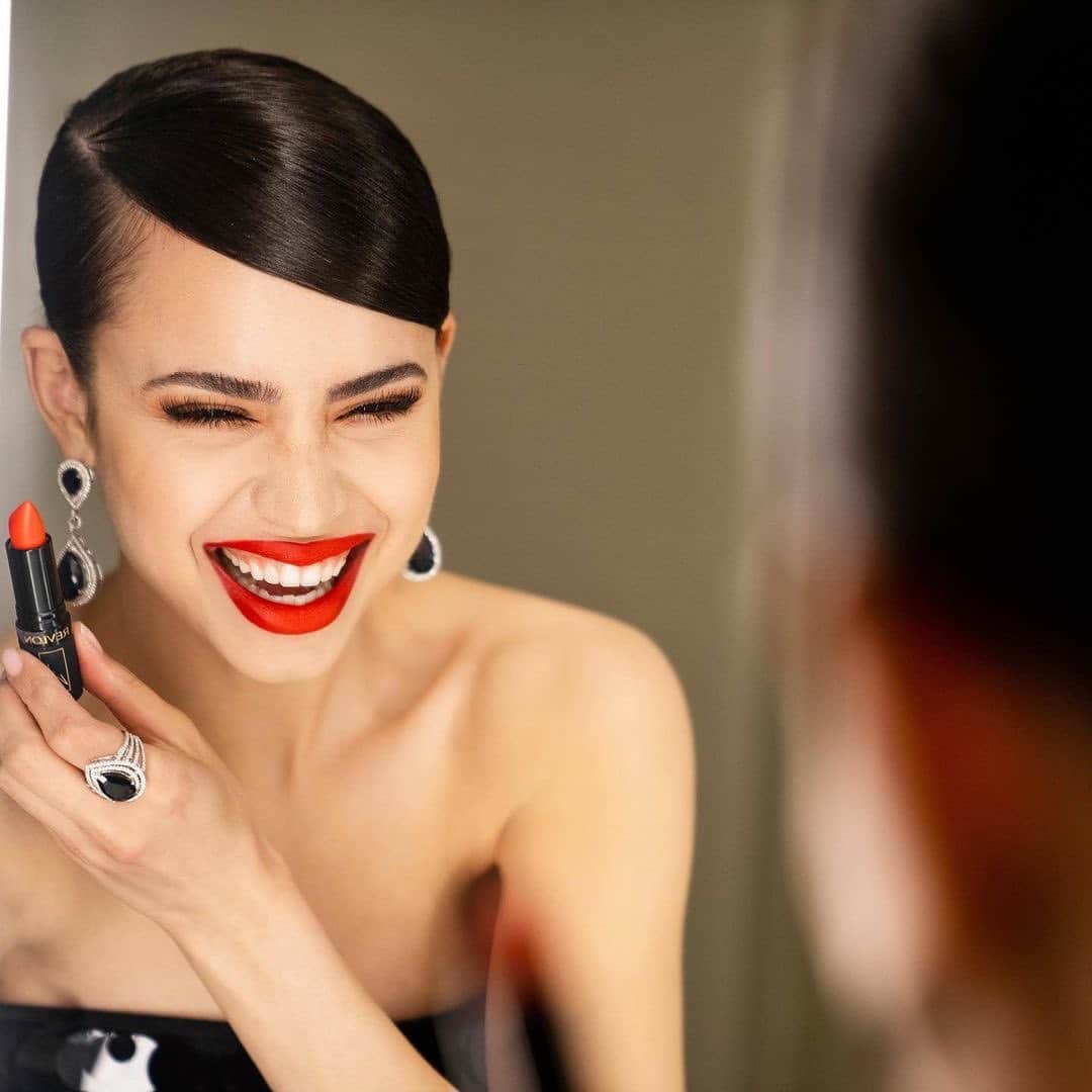 Revlonさんのインスタグラム写真 - (RevlonInstagram)「A red lip we just can’t quit 💋 @sofiacarson’s Sofia Red meets So Fire for a very merry #SuperLustrous #RevlonxSofia look」12月19日 23時55分 - revlon