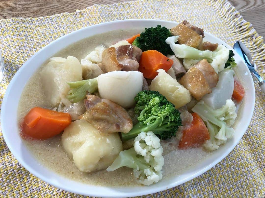 三宅智子さんのインスタグラム写真 - (三宅智子Instagram)「私が最近使い始めた菌活スキンケアSiNTO！  先日、私のYouTubeでもスキンケア紹介したのですが、本日、SiNTOさんの公式YouTubeチャンネルに出演させていただいた時の動画も公開されました！  SiNTOのスキンケアを使用した使用感などを色々お話しました！ 美肌菌を増やす食材を使った美肌レシピメニューも作っていただいて、大盛りで2皿美味しくいただきました！  動画の最後には、嬉しいプレゼント情報もありますので、皆様、是非！最後までご覧下さい！  今回、SiNTOさんのスキンケア商品を使い始めてから、本当にお肌潤ってて、それまでマスク荒れしてたのが、全く無くなりました！ テクスチャーも良いし、香りも良いし、浸透力も凄いし、本当にオススメのスキンケア商品です！  トライアルセットなどもありますので、気になった方は、是非お試し下さい！  #sinto #菌活スキンケア #美肌菌 #スキンケア #美肌レシピ #美肌になりたい #youtube #三宅智子の大食いtv #動画公開中」12月19日 23時55分 - tomoko1121m