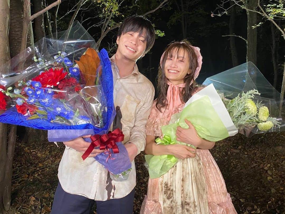 『先生を消す方程式。』テレビ朝日公式さんのインスタグラム写真 - (『先生を消す方程式。』テレビ朝日公式Instagram)「【撮影終了。】  #先生を消す方程式。  #田中圭 さん #松本まりか さん クランクアップ時のお写真です📸  難しい役どころを最後まで務めあげて下さった田中圭さん。  衝撃シーンを全力で演じてくださった松本まりかさん。  本当にありがとうございました🙇‍♀️💥  末永く、お幸せに…？  #せんけす #最終回」12月19日 23時56分 - senkesu5