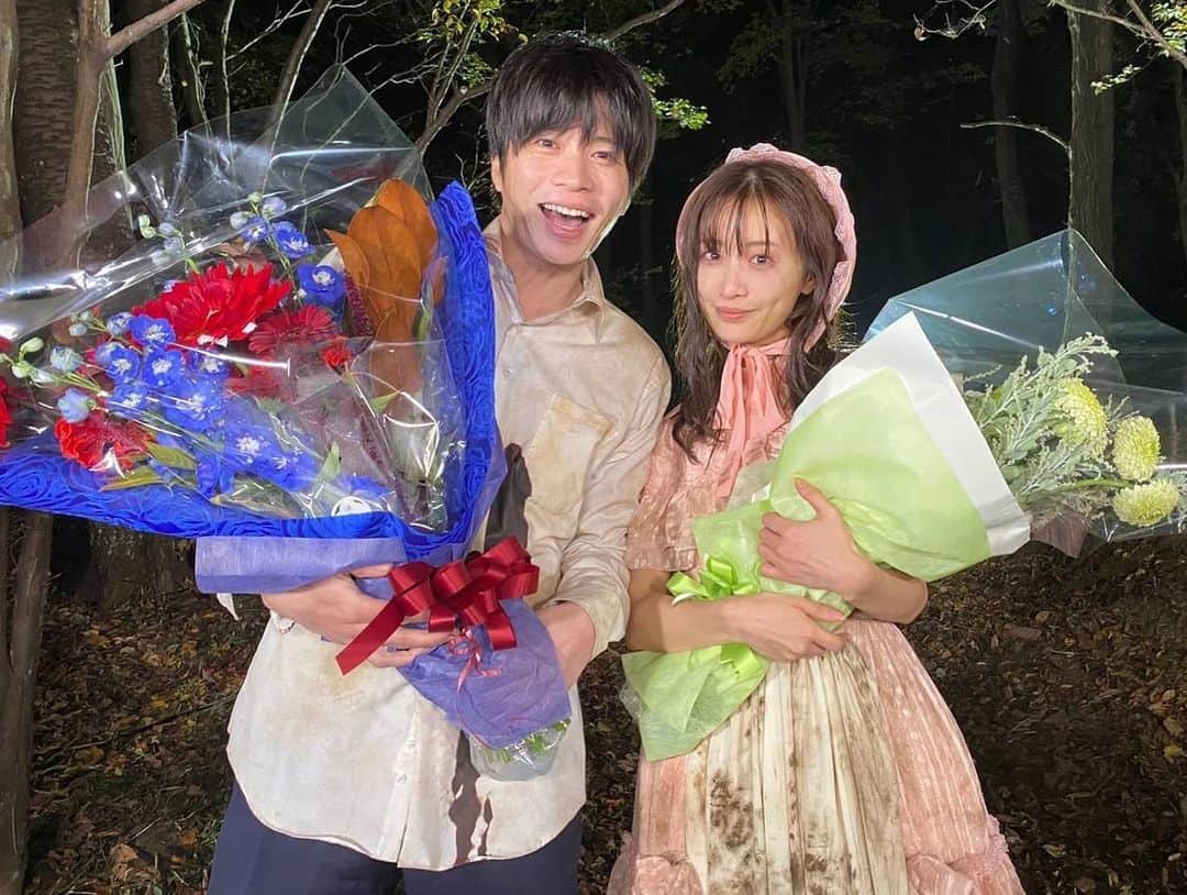 『先生を消す方程式。』テレビ朝日公式さんのインスタグラム写真 - (『先生を消す方程式。』テレビ朝日公式Instagram)「【撮影終了。】  #先生を消す方程式。  #田中圭 さん #松本まりか さん クランクアップ時のお写真です📸  難しい役どころを最後まで務めあげて下さった田中圭さん。  衝撃シーンを全力で演じてくださった松本まりかさん。  本当にありがとうございました🙇‍♀️💥  末永く、お幸せに…？  #せんけす #最終回」12月19日 23時56分 - senkesu5