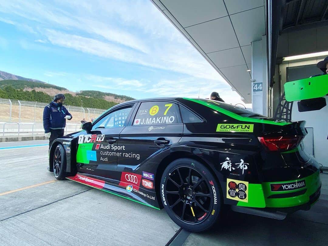 藤森マリナさんのインスタグラム写真 - (藤森マリナInstagram)「TCRjapan Rd.6 FUJI🏁 無事に1日目終了😌 * * 怪我なく完走できました^ ^！ 近くでたくさん車やタイヤやエンジン音を感じて ほんま幸せ楽しい🏎🏁✨ 富士山も見えたし😍 午後から隠れちゃったけど。。 明日はもっとはっきり見えますよーに🗻🥺🙏🏻💭 そしてMJ選手チェッカー受けたあと… みんなとの約束お願いしますね😉 @makimakijunjun * * 今朝5時半起きやって眠たいけど 頑張ってナウ投稿したので よかったらスワイプして 最後の動画まで見てね🏎💨 #きゅんです  * * * #tcrjapan#tcrseries#audi#audirs3#carrace#fuji#fujispeedway#azabu#nilzzracing#azabucherries #麻布#炭火焼黒毛和牛麻布#麻布チェリーズ#藤森マリナ#牧野淳#富士スピードウェイ#superformula#レースクイーン#ギャルオン」12月19日 23時59分 - maaarina0806