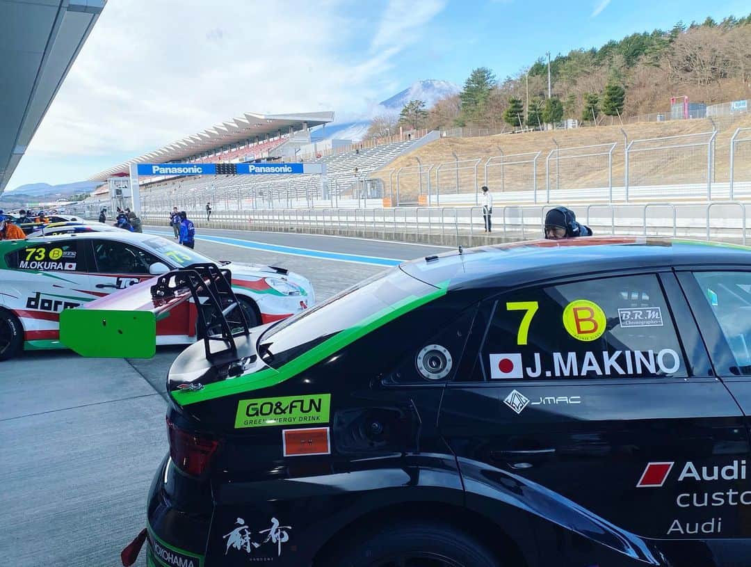 藤森マリナさんのインスタグラム写真 - (藤森マリナInstagram)「TCRjapan Rd.6 FUJI🏁 無事に1日目終了😌 * * 怪我なく完走できました^ ^！ 近くでたくさん車やタイヤやエンジン音を感じて ほんま幸せ楽しい🏎🏁✨ 富士山も見えたし😍 午後から隠れちゃったけど。。 明日はもっとはっきり見えますよーに🗻🥺🙏🏻💭 そしてMJ選手チェッカー受けたあと… みんなとの約束お願いしますね😉 @makimakijunjun * * 今朝5時半起きやって眠たいけど 頑張ってナウ投稿したので よかったらスワイプして 最後の動画まで見てね🏎💨 #きゅんです  * * * #tcrjapan#tcrseries#audi#audirs3#carrace#fuji#fujispeedway#azabu#nilzzracing#azabucherries #麻布#炭火焼黒毛和牛麻布#麻布チェリーズ#藤森マリナ#牧野淳#富士スピードウェイ#superformula#レースクイーン#ギャルオン」12月19日 23時59分 - maaarina0806