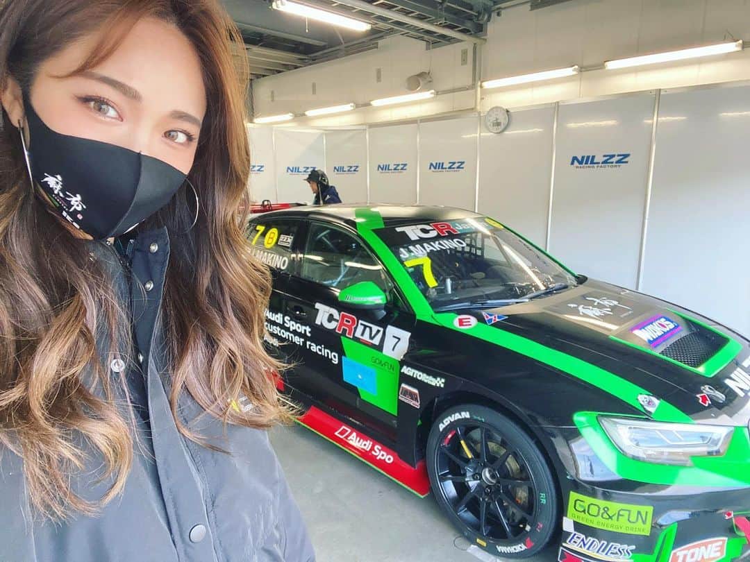 藤森マリナさんのインスタグラム写真 - (藤森マリナInstagram)「TCRjapan Rd.6 FUJI🏁 無事に1日目終了😌 * * 怪我なく完走できました^ ^！ 近くでたくさん車やタイヤやエンジン音を感じて ほんま幸せ楽しい🏎🏁✨ 富士山も見えたし😍 午後から隠れちゃったけど。。 明日はもっとはっきり見えますよーに🗻🥺🙏🏻💭 そしてMJ選手チェッカー受けたあと… みんなとの約束お願いしますね😉 @makimakijunjun * * 今朝5時半起きやって眠たいけど 頑張ってナウ投稿したので よかったらスワイプして 最後の動画まで見てね🏎💨 #きゅんです  * * * #tcrjapan#tcrseries#audi#audirs3#carrace#fuji#fujispeedway#azabu#nilzzracing#azabucherries #麻布#炭火焼黒毛和牛麻布#麻布チェリーズ#藤森マリナ#牧野淳#富士スピードウェイ#superformula#レースクイーン#ギャルオン」12月19日 23時59分 - maaarina0806