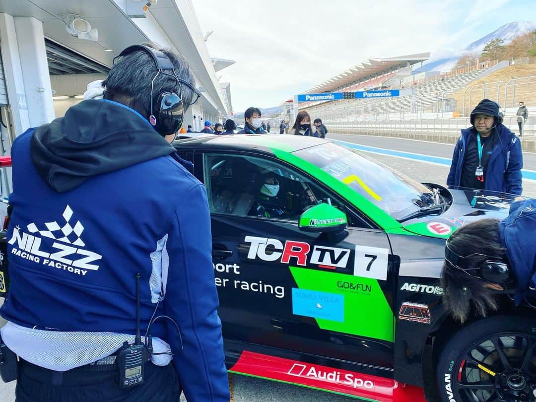 藤森マリナさんのインスタグラム写真 - (藤森マリナInstagram)「TCRjapan Rd.6 FUJI🏁 無事に1日目終了😌 * * 怪我なく完走できました^ ^！ 近くでたくさん車やタイヤやエンジン音を感じて ほんま幸せ楽しい🏎🏁✨ 富士山も見えたし😍 午後から隠れちゃったけど。。 明日はもっとはっきり見えますよーに🗻🥺🙏🏻💭 そしてMJ選手チェッカー受けたあと… みんなとの約束お願いしますね😉 @makimakijunjun * * 今朝5時半起きやって眠たいけど 頑張ってナウ投稿したので よかったらスワイプして 最後の動画まで見てね🏎💨 #きゅんです  * * * #tcrjapan#tcrseries#audi#audirs3#carrace#fuji#fujispeedway#azabu#nilzzracing#azabucherries #麻布#炭火焼黒毛和牛麻布#麻布チェリーズ#藤森マリナ#牧野淳#富士スピードウェイ#superformula#レースクイーン#ギャルオン」12月19日 23時59分 - maaarina0806