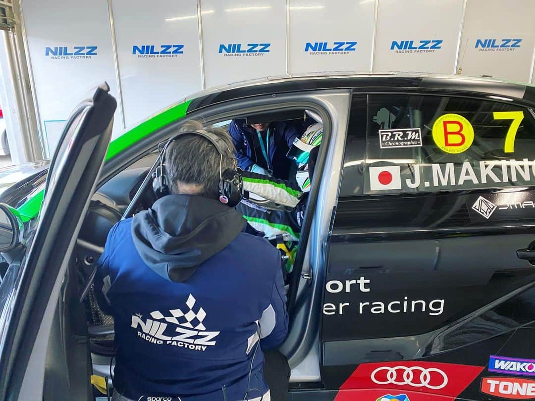 藤森マリナさんのインスタグラム写真 - (藤森マリナInstagram)「TCRjapan Rd.6 FUJI🏁 無事に1日目終了😌 * * 怪我なく完走できました^ ^！ 近くでたくさん車やタイヤやエンジン音を感じて ほんま幸せ楽しい🏎🏁✨ 富士山も見えたし😍 午後から隠れちゃったけど。。 明日はもっとはっきり見えますよーに🗻🥺🙏🏻💭 そしてMJ選手チェッカー受けたあと… みんなとの約束お願いしますね😉 @makimakijunjun * * 今朝5時半起きやって眠たいけど 頑張ってナウ投稿したので よかったらスワイプして 最後の動画まで見てね🏎💨 #きゅんです  * * * #tcrjapan#tcrseries#audi#audirs3#carrace#fuji#fujispeedway#azabu#nilzzracing#azabucherries #麻布#炭火焼黒毛和牛麻布#麻布チェリーズ#藤森マリナ#牧野淳#富士スピードウェイ#superformula#レースクイーン#ギャルオン」12月19日 23時59分 - maaarina0806