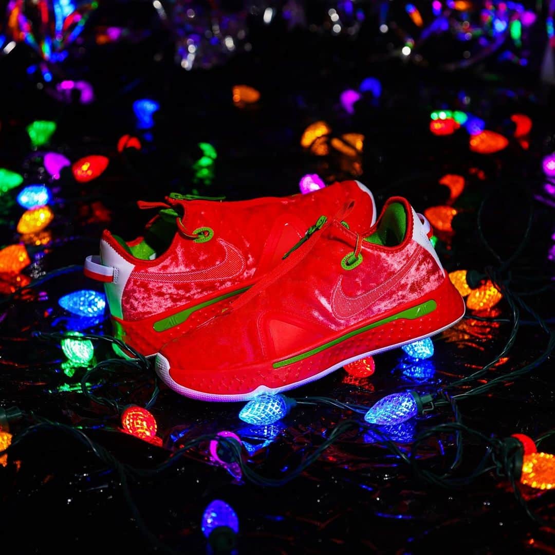 Foot Lockerさんのインスタグラム写真 - (Foot LockerInstagram)「Tis the Season 🌲 🎁 #Nike PG4 'Christmas' available now. Men's + Kids sizes」12月20日 0時00分 - footlocker