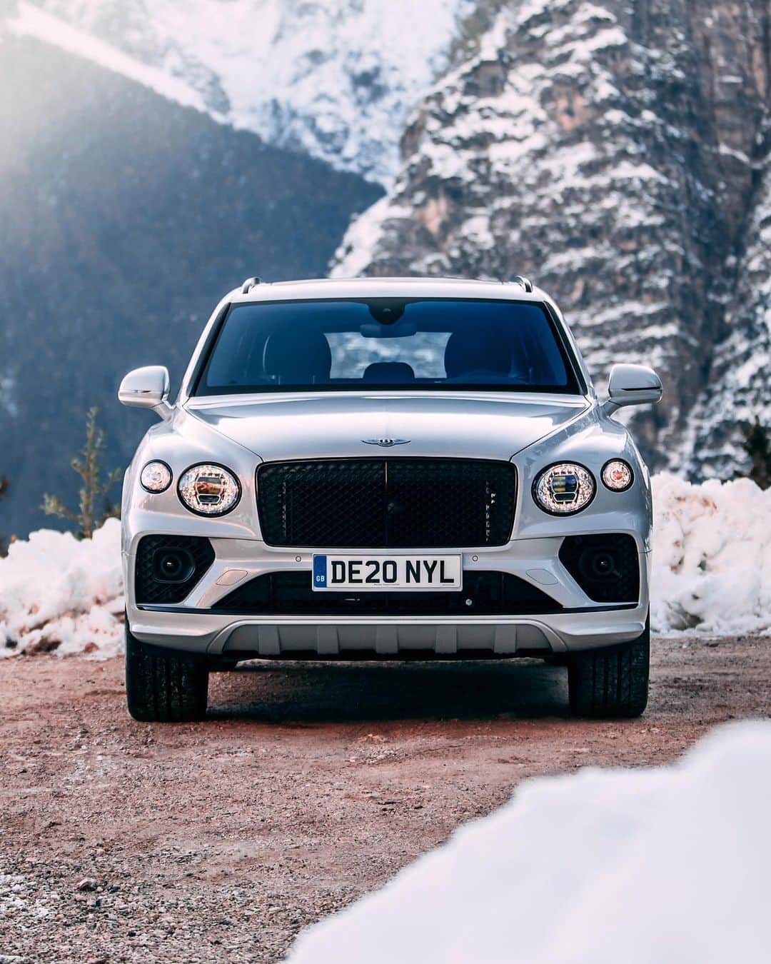 のインスタグラム：「The weather outside is just weather. The #NewBentayga. _ #Bentley Bentayga V8 WLTP drive cycle: combined fuel consumption: 21.7 mpg (13 l/100 km), combined CO₂: 294 g/km」