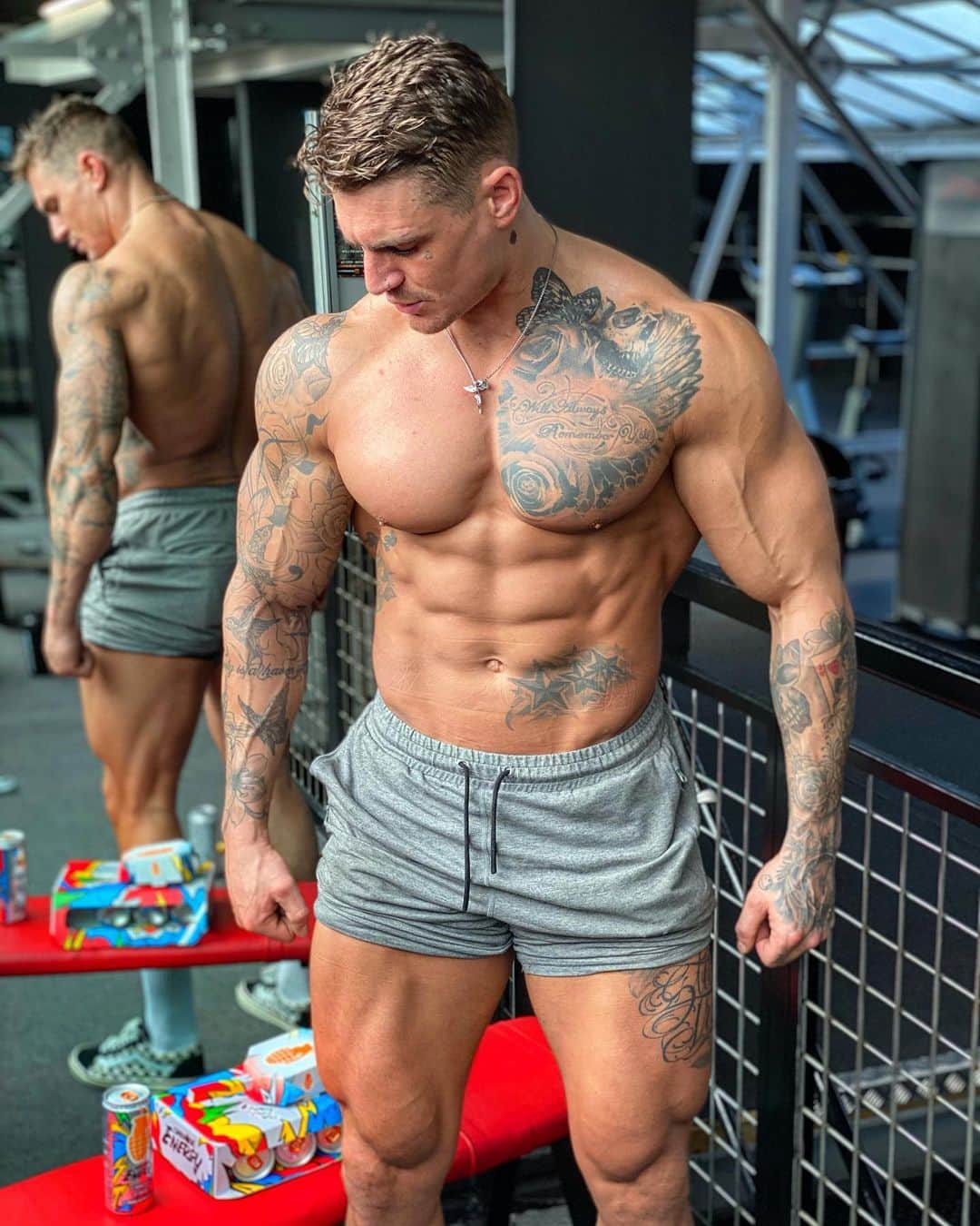 ロス・ディッカーソンさんのインスタグラム写真 - (ロス・ディッカーソンInstagram)「Beast Mode Activated! Swipe➡️🧨for next level energy with @grenadeofficial #getshtdone - #dickersonross #aesthetics」12月20日 0時11分 - dickersonross