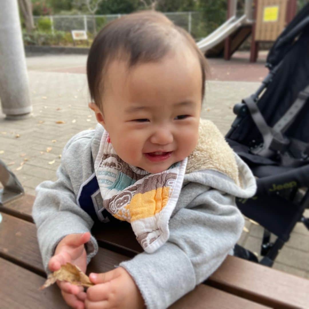 西村まおのインスタグラム：「ぶらぶら👶  まもなく1歳になる娘ですが そろそろ1人で歩けそうな感じに😊  １歩出す時にヒヤッとするのかな？ ジェットコースターの頂上手前のような、バンジージャンプの飛ぶ前のような、怖いけど楽しいって雰囲気で、一歩踏み出す瞬間、わーっと笑いながら抱きつくのが、最近のマイブーム？です。笑  公園で落ち葉をカサカサしたり、くるくるしたり、日々できるようになることが増えて、成長してるなぁとしみじみ感じる師走のこの頃です🍵  #12月生まれ #もうすぐ1歳 #公園 #散歩 #令和元年ベビー #女の子 #女の子ママ #baby #babygirl」