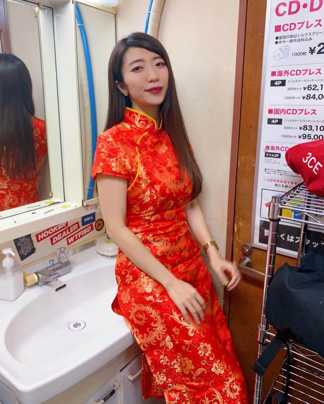 ぱいぱいでか美さんのインスタグラム写真 - (ぱいぱいでか美Instagram)「ピンチはチャンス！つって着ましたチャイナドレス ꙳ #チャイナドレス ꙳ この前のアポカリライブは諸事情によりw メンバーみんなで紅白なコスプレ！ 私はチャイナドレスにしました〜 ドン・キホーテは偉大。笑」12月20日 0時09分 - paipaidekami