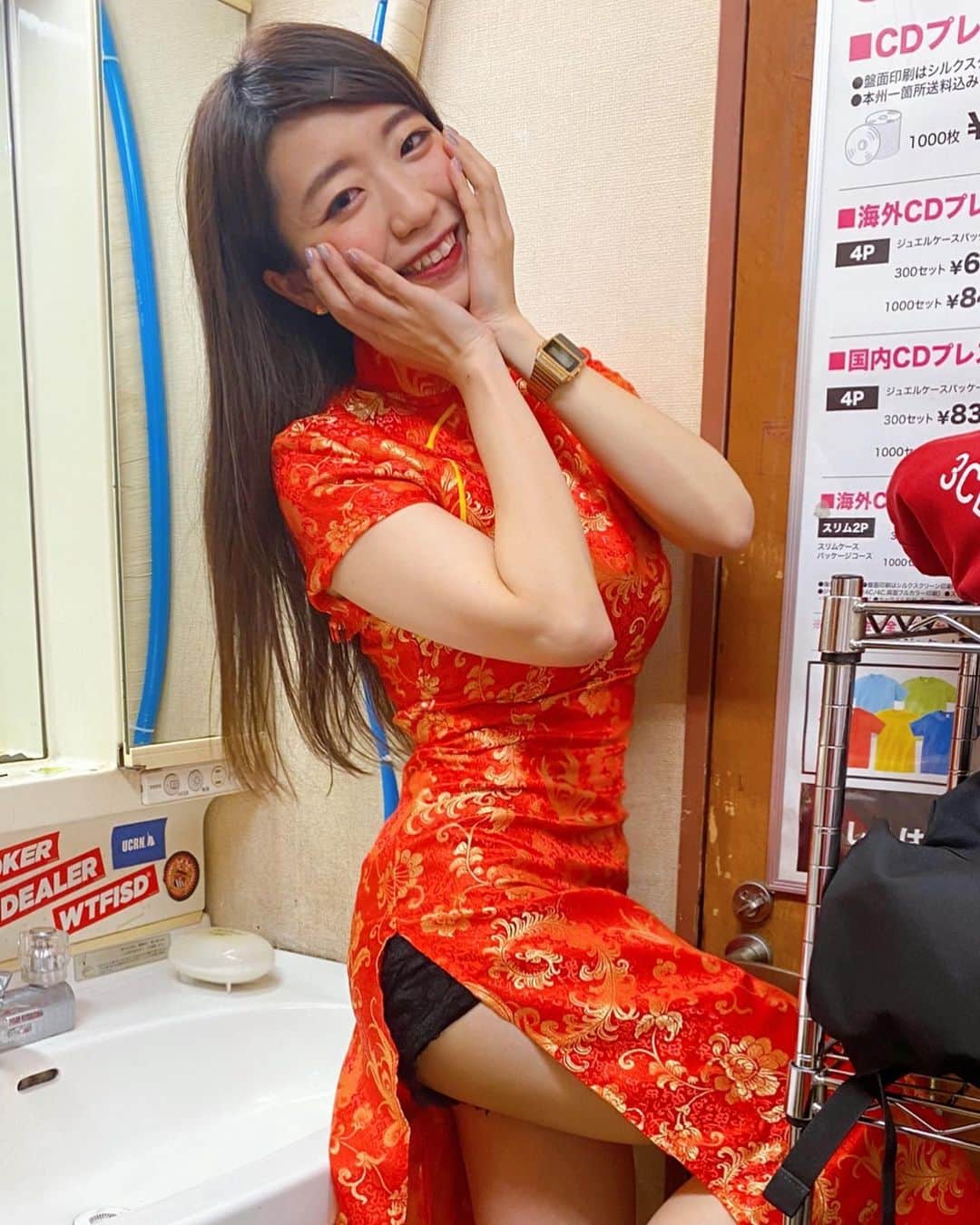 ぱいぱいでか美さんのインスタグラム写真 - (ぱいぱいでか美Instagram)「ピンチはチャンス！つって着ましたチャイナドレス ꙳ #チャイナドレス ꙳ この前のアポカリライブは諸事情によりw メンバーみんなで紅白なコスプレ！ 私はチャイナドレスにしました〜 ドン・キホーテは偉大。笑」12月20日 0時09分 - paipaidekami