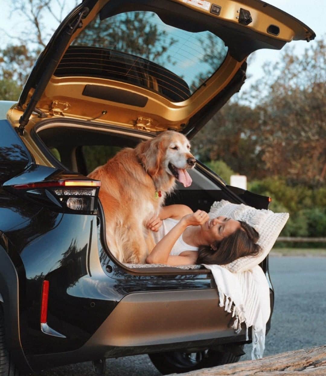 Toyota Australiaのインスタグラム：「Next to show us how to get #MoreofWhatMatters with the All-New Toyota Yaris Cross was self titled ’funtrepreneur’, @seize_the_yay  podcaster & author - @spoonful_of_sarah   “Fitting in more of what matters both literally and figuratively in the new @toyota_aus Yaris Cross. To launch this amazing new light SUV, the team challenged us to think about what we want to do more of and it's been a lovely way to find some silver linings in 2020.    You may have seen the first was more sunsets and the second, particularly after a year of not being able to, is to hit the road and get out into nature whenever we can. The Yaris Cross has been a dream to drive in the city but also handles so well on longer drives with amazing tech, connectivity and versatility. Road trip, anyone?”」
