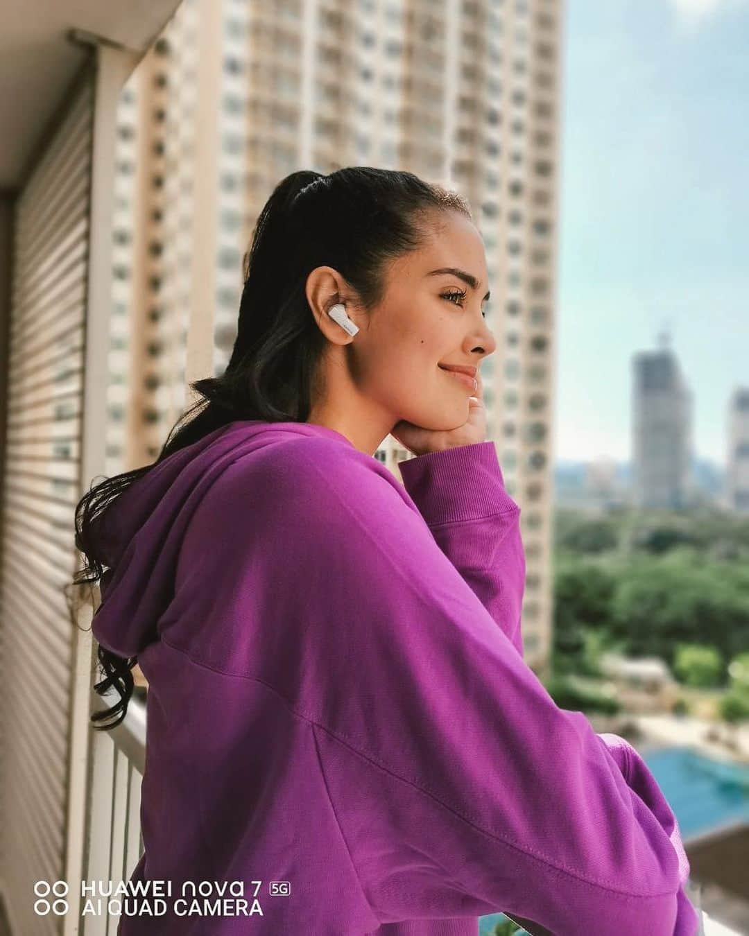 ミーガン・ヤングさんのインスタグラム写真 - (ミーガン・ヤングInstagram)「Keeping in touch with family is a priority for me - especially since we don’t get to see each other often. If ever I need to take the call from the family outside or while I’m out for a run, I won’t have to worry about them hearing the wind in the background. The Huawei Freebuds Pro eliminates any whistling sound caused by air friction. All my voice calls are crystal clear of wind noise and they’ll be able to hear me loud and clear ❤️ #NewIntelligentSound #HUAWEIFreebudsProPH #HuaweiAudioFamily」12月19日 15時16分 - meganbata