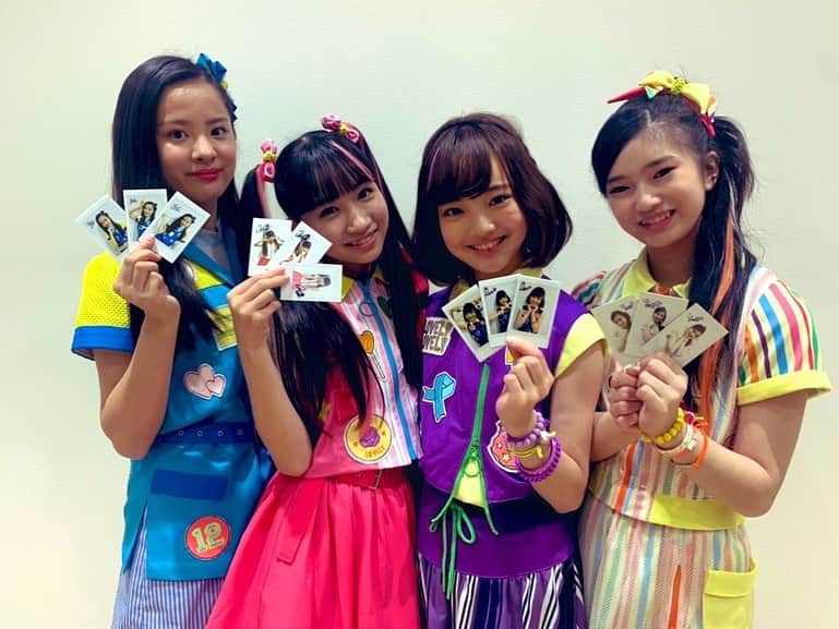 mirage²（ミラージュミラージュ）さんのインスタグラム写真 - (mirage²（ミラージュミラージュ）Instagram)「🐶🍭🌺☀️﻿ ﻿ 【Sony Music Shop限定】﻿ 直筆サイン当たり付！﻿ 「とぅわりんりんたんたん」ランダムチェキを﻿ チラ見せ🤭💕﻿ ﻿ 今回も可愛いチェキになってますよ(*´︶`*)﻿ ﻿ ぜひ、チェックしてくださいね♡﻿ ﻿ #lovely2  #ラブリーラブリー﻿ #ラブパトリーナ #ラブパト﻿ #ラブパトピンク #愛羽ツバサ #渡辺未優﻿ #ラブパトパープル #紫原サライ #山口莉愛﻿ #ラブパトブルー #青瀬コハナ #山下結衣﻿ #ラブパトシャイン #七色ソラ #杉浦優來﻿ #まるばつさんかく ﻿ #とぅわりんりんたんたん　﻿ #大事なモノ」12月19日 15時11分 - lovelylovely_official