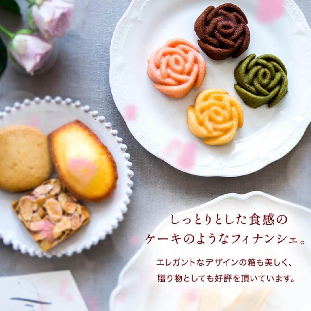 堂島ロール（モンシェール）さんのインスタグラム写真 - (堂島ロール（モンシェール）Instagram)「. . 　バラのフィナンシェ 🌹エタニティBOX🌹. . . エレガントな甘いバラの贈り物🎁.  4つの特別な願いを込めたとっておきの焼菓子を花束のような特性BOXに詰めて…✨.  香ばしいアーモンドプードルとバターを合わせた生地をバラの形に流し込み、. オーブンでふっくら焼き上げました。 ケーキのようにしっとり、ふんわりととした口当たりをお楽しみ下さい。  エレガントは箱も美しく、贈り物としてご好評いただいています。  【モンシェール全店舗、オンラインショップにて発売中です】  路面店:0120-96-1006 （コールセンター）.  @mon-cher.com. #エタニティボックス #バラ　#薔薇　 #クッキー #cookie #モンシェール #moncher . #ステイホーム #tokyo #フィナンシェ  #モンシェール　#スイーツ  #大阪　 スイーツ #東京スイーツ　#札幌スイーツ  #名古屋スイーツ #スイーツ女子 #お土産 #お持たせ . #ギフト #デパ地下 #百貨店 #スイーツ好きな人と繋がりたい #東京カフェ  #岡山スイーツ  #福岡スイー　#ケーキ #cake  #大阪カフェ #心斎橋カフェ　#ベビーモンシェール」12月19日 15時14分 - dojima_moncher