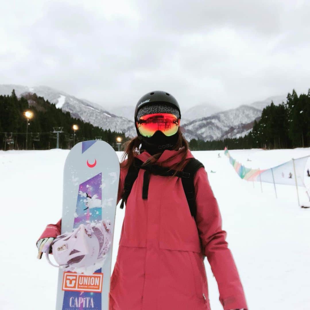 上村知世さんのインスタグラム写真 - (上村知世Instagram)「シーズンインはninoxsnowparkで！ 足慣らしにはいい感じ♫ @capita_japan @deeluxeboots_japan @unionbinding_japan @coalheadwear_japan  #snow #snowboarding #winter #fm775 #liww #冬life」12月19日 15時26分 - tomose0207