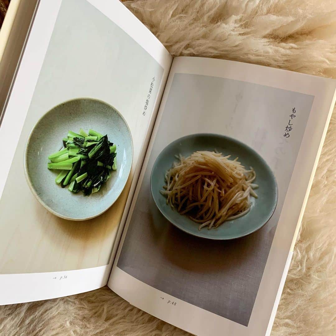 松浦弥太郎さんのインスタグラム写真 - (松浦弥太郎Instagram)「家庭料理とは、外でお金を出しても食べれない料理です。たとえば、外であれこれと、美食と呼ばれるようなおいしい料理や、節約するために簡単に済ませるような料理を食べていたりして、身体や胃が疲れている毎日の中で、いざ、家で食事をしようと思ったとき、台所に立つ人はそんな家族の疲れた身体の調子を整えてあげるような料理を作ることが大切。ですので、家では外でお金を出して食べれるような料理を作るのではなく、身体が休まるような、食べるほどに身体が良くなるような、身体と心が必要としている料理は何かをよく考えて作ること。それが本当の家庭料理です。家庭料理にプロのような技術はいりません。必要なのは知恵と愛情です。技術からおいしさは決して生まれないのです。  家庭料理とは、あれが作れる、これが作れるというようなことではなく、自分や家族の、心や身体を癒すには、何を、どうやって作って、どうやって食べるか、を、よく考えるということ。どんなに質素であっても、そんな家庭料理こそ、本当に豊かといえる料理なんです。  これは15年前、ウーウェンさんに初めてお会いした時に話してくれた言葉です。この言葉を聞いた日に、いたく感動して、いつかウーウェンさんの本を作るという夢を抱きました。同時に家庭料理とは何か、ということを、自分なりに暮しの手帖で精一杯に取り組むための励みになりました。  新刊「料理の意味とその手立て」は、僕が作りたかった家庭料理の本そのものです。編集者の太田祐子さんが一年半かけて、ていねいに作られたそうです。内容があまりに素晴らしくて、読めば読むほどに嫉妬して仕方ありません。太田さんは一人でタブレという出版社を立ち上げ、この本を作りました。もやし炒めはごちそうです。全てはこの言葉が語っています。この時代において、料理本の新境地を開く一冊です。自分も頑張らなくては思うばかりです。  カバーは活版印刷。一枚いちまい手仕事。  #ウーウェン #ウーウェン先生 #料理本 #太田祐子 #タブレ #家庭料理 #料理の意味とその手立て @taboule.jp」12月19日 15時26分 - yatarom