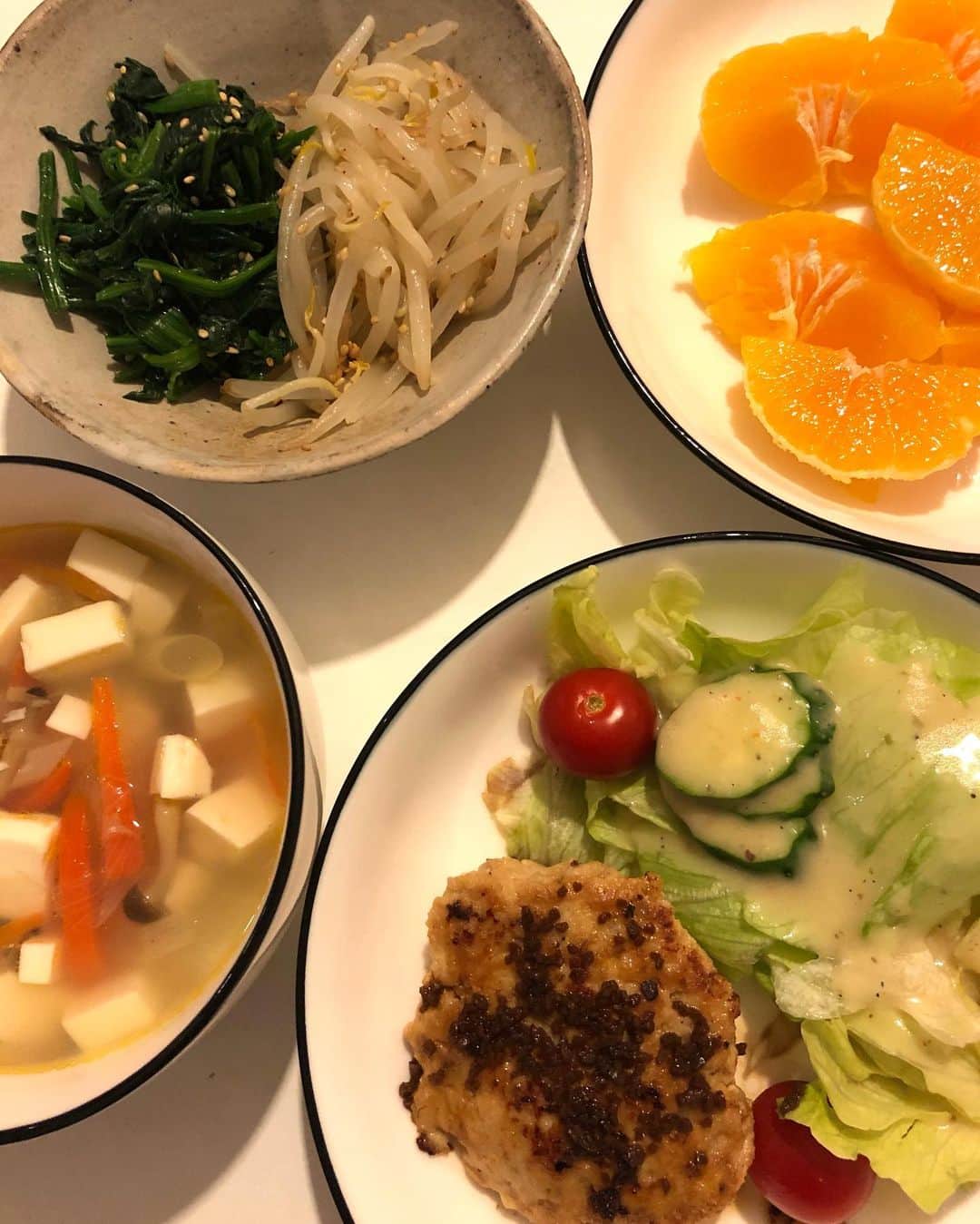 甘糟記子さんのインスタグラム写真 - (甘糟記子Instagram)「昨日の夕飯！  パパは仕事が遅かったので、チビと私だけ( ^ω^ )  なので簡単に豆腐ハンバーグ！ あとはお弁当に入れるついでに、ほうれん草ともやしのナムル、豆腐と野菜スープ、恋まどんなです(o^^o)  最近ステーキや、ハンバーグに使ってるソースはコレ！  花亭ビストロのガーリックと、オニオンがお気に入り！  市販のソースってあんまり美味しいって思ったの無かったんだけど、ここのは好きなんだよね〜\(//∇//)\  ローストビーフにもいいし、なんでも合う！  時間ない時とか、手抜きしたい時、あると便利なアイテムです(๑>◡<๑)  #甘糟ご飯#ご飯#家ご飯#夕飯#豆腐ハンバーグ#花亭ビストロ#手抜きソース」12月19日 15時18分 - norihey924
