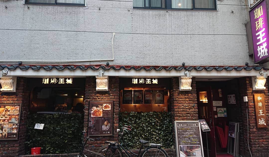 千葉泉さんのインスタグラム写真 - (千葉泉Instagram)「上野近くでお仕事だったので、 ずっと行ってみたかった珈琲王城さんへ行って来ました(*^^*) 喫茶店に行くとどうしてもナポリタンを頼みたくなっちゃいます。笑  お店の雰囲気も素敵だし、お料理も美味しかった！何より感染予防対策しっかりしてくれてるなって目でみて確認できる気配りが多くて安心して楽しめました！ また行きます～！  #珈琲王城  #喫茶店  #ナポリタン  #ランチ  #上野」12月19日 15時19分 - izumi_chiba1206