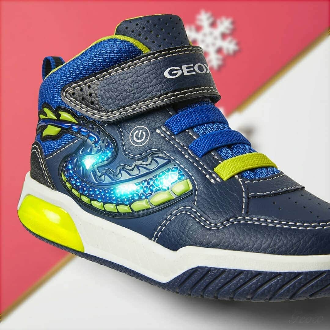 ジェオックスさんのインスタグラム写真 - (ジェオックスInstagram)「What's under the tree today? Swipe left to discover a special gift for your little hero!」12月19日 15時20分 - geox