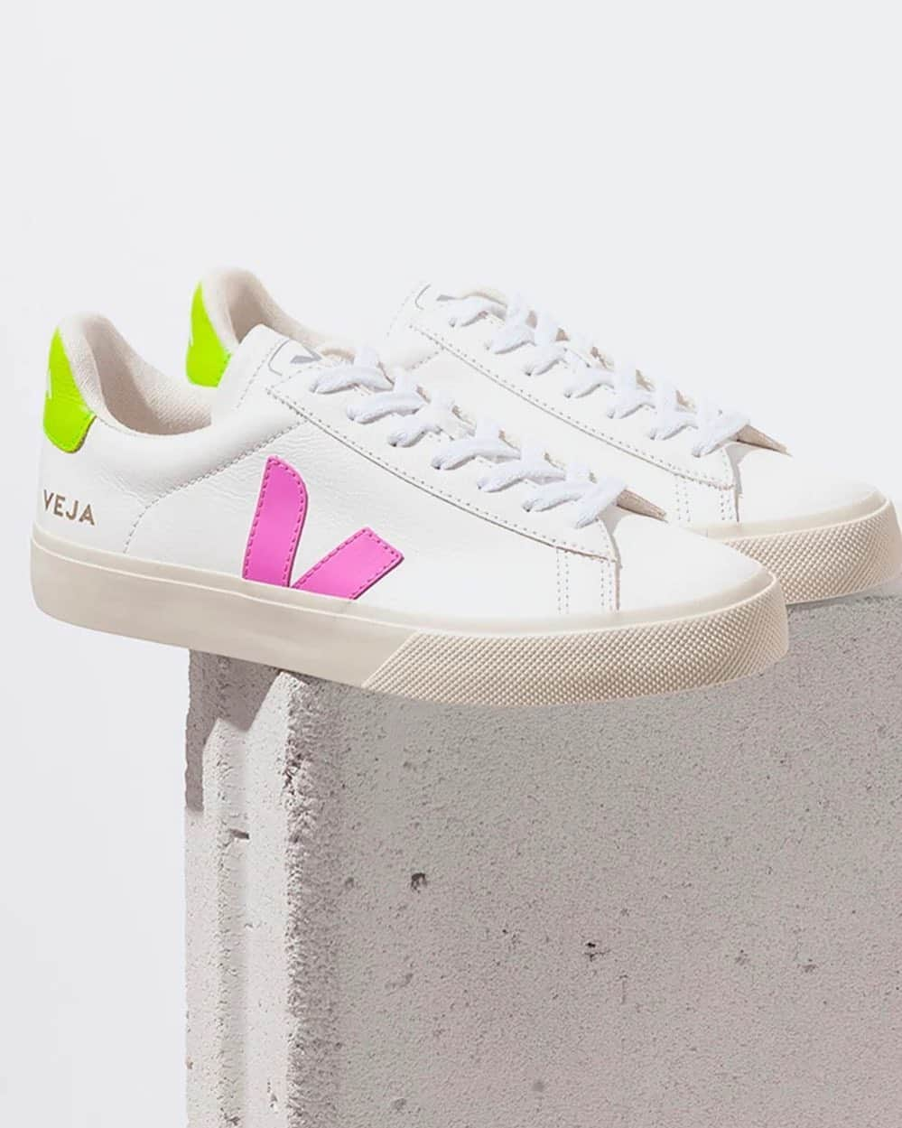 STYLERUNNERさんのインスタグラム写真 - (STYLERUNNERInstagram)「The classic Veja Campo sneaker with subtle pops of colour for a spot of difference. 👌👟 #stylerunner #veja #sneakers」12月19日 15時21分 - stylerunner