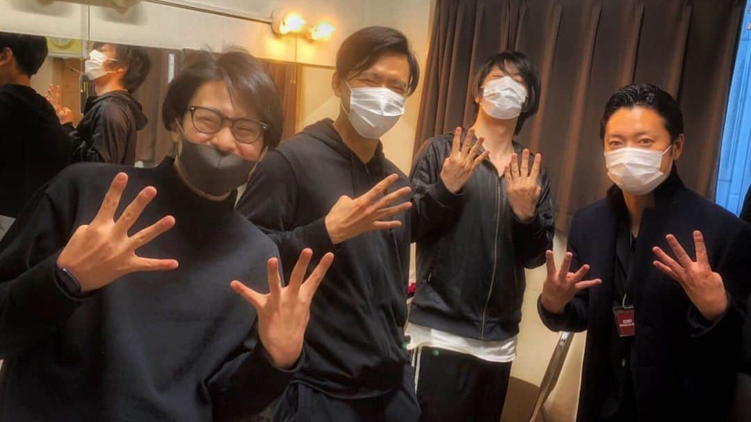 小柳心のインスタグラム：「いつか必ず、下北沢本多劇場で撮ったこの1枚が、伝説の1枚になる。 そう信じてやまないクリエイターに出会えたことに感謝。 出会わせてくれた鯨井康介に感謝。 僕らを後ろから見守ってくれるマーベラスに感謝。 僕らを応援してくれている全ての皆様に感謝。  若林『僕の人生は、順風満帆だ！』  ＊＊＊ . ／ ミュージカル『グッド・イブニング・スクール』 ＼ ◆劇場：本多劇場 ◆公演日程：2020年12月17日（木）～20日（日） . #グッドイブニングスクール #goodeveningschool #パトカン #横田龍儀 #中井智彦 #黒沢ともよ #谷口ゆうな #オレノグラフィティ #小柳心 #鯨井康介 #コング桑田」