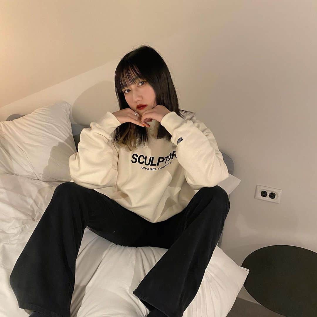 河崎みーなのインスタグラム：「sculptorのお気に入りのスウェット🖤  12/17〜12/20までZOZOTOWNにて、クリスマスフェアのタイムセール開催中みたいです🎄🎅🏻 . .」