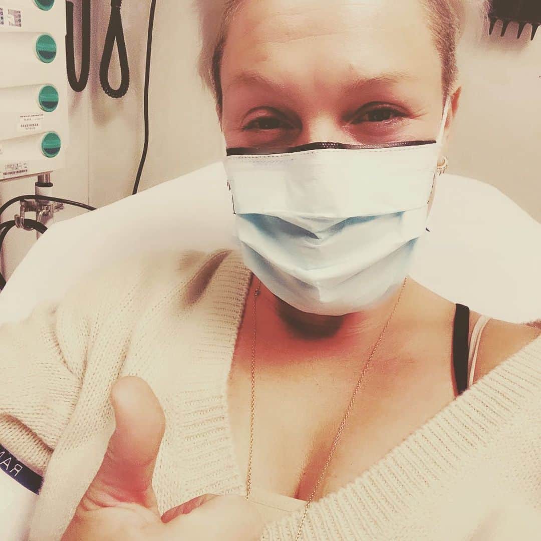 P!nk（ピンク）さんのインスタグラム写真 - (P!nk（ピンク）Instagram)「As if surviving covid wasn’t enough for this poop sandwich of a year! Well, I got my stitches out from drying that wine glass, that went well. Then I recovered from my very first staph infection for no reason (cry for help?) (right knee was lonely?) so I thought I’d fracture my ankle! Later tonight I’m gonna climb inside a raw chicken and see if I can’t check out what salmonella’s like! 2020 is the gift that keeps on giving 👍🏽🤟🏾 I was actually running down the stairs trying to see the Christmas star! Ha! Turns out it’s not until the 21st. Happy holidays everyone! Who wants a Negroni!」12月19日 15時32分 - pink