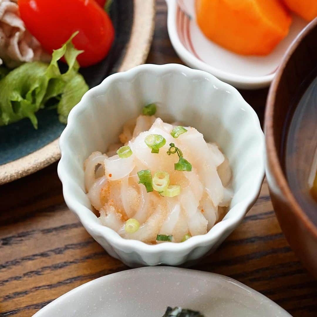 hirokoさんのインスタグラム写真 - (hirokoInstagram)「🌱2020.12.19（土）﻿ ✽.｡.:*・ﾟ #hiroponのおうちごはん﻿ ﻿ @fukutomi_hakata 「ふく富」さんの﻿ 辛子明太子 でおにぎり定食﻿ ﻿ ﻿ menu📝﻿ ▪︎ #明太子おにぎり﻿ ▪︎ さつま芋とキノコの味噌汁﻿ ▪︎ #イカ明太 （イカに明太子を合わせてます）﻿ ▪︎ 豚しゃぶサラダ﻿ ▪︎ ちょこっと煮物の盛り合わせ﻿ ▪︎ フルーツ（柿）﻿ ﻿ ﻿ #ふく富 さんの辛子明太子は﻿ 「たらこ」の本来の味を生かすため﻿ 着色料や保存料を一切使用してません﻿ それほど辛くないので﻿ 子ちゃまでも食べられますよ😋﻿ ﻿ 「ふく富」さんの辛子明太子は﻿ オンラインで購入できま〜す﻿ 👉🏻 @fukutomi_hakata ﻿ ﻿ ﻿ ﻿ ﻿ .........The end🥢﻿ #昼ごはん #ランチ #和食ごはん #しっかり食べるダイエットごはん #ダイエット中でも食べる #インスタフード #おうちごはん通信 #おうちごはんLover #くらしメイド #フーディーテーブル #マカロニメイト #デリミア #デリスタグラマー #バランスの良い食事 #snapdish #macaroni #locari_kitchen #lin_stagrammer #私のおいしい写真 #オリーブノートアンバサダー #ヨムーノメイト #和定食 #wp_deli_japan  #アンバサダー﻿ ・」12月19日 15時43分 - hiropon0201
