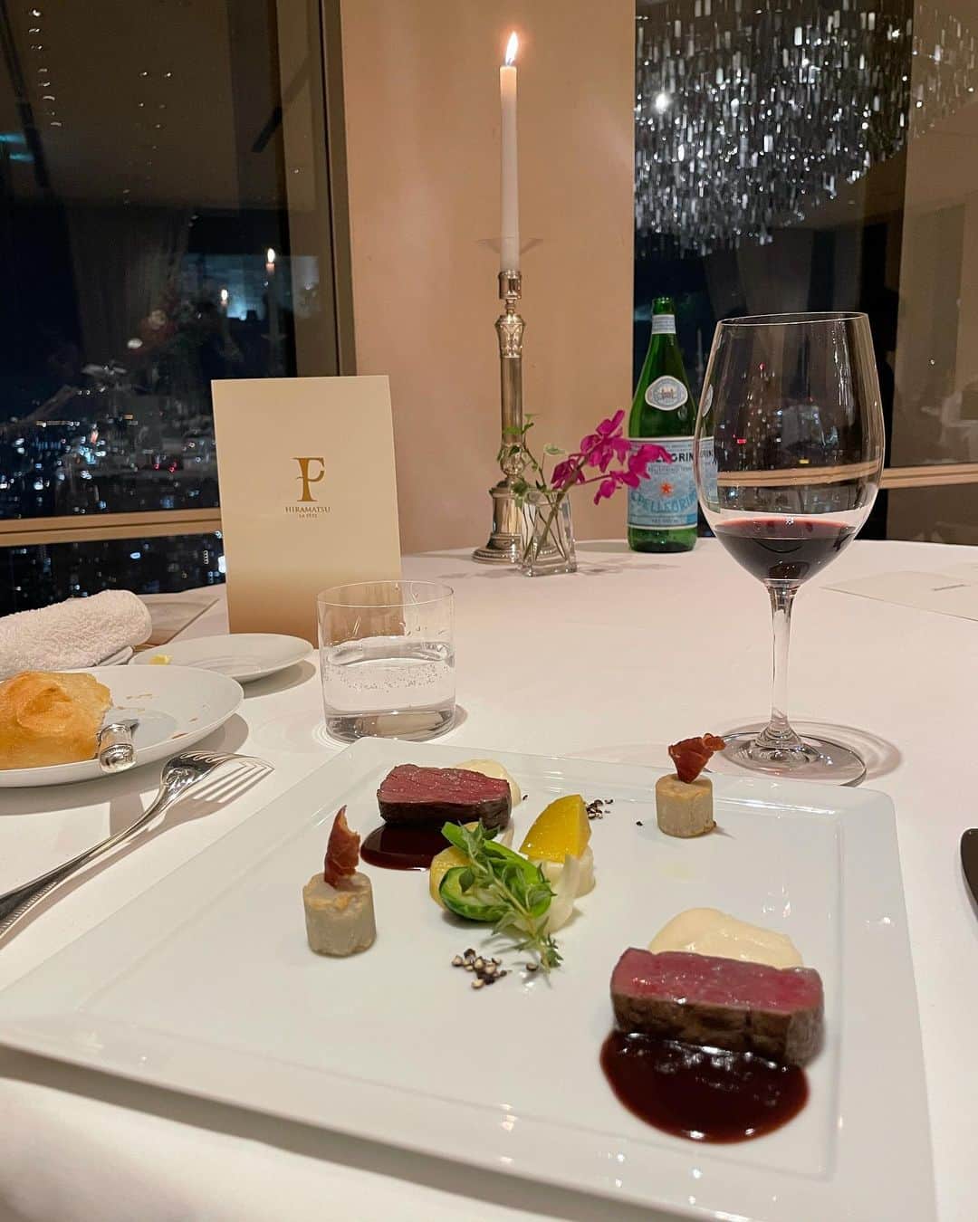 SAEKAさんのインスタグラム写真 - (SAEKAInstagram)「中之島フェスティバルタワーの最上階にある @lafete_hiramatsu さん  大阪の美しい眺望に囲まれた 360度贅沢な空間でいただくお食事は この上ない幸せだった💕  モダン・クラシックな雰囲気が私好みで フランス料理とイタリア料理の感性と 技術の融合が新しい世界感で 華やかなお料理の数々と美しいワインと 本当にSpecialでした😭❤️  おしゃれしていくつになっても行きたい👠 ここは間違いなく大好きなレストラン❤︎  #大阪 #中之島 #ラフェットひらまつ #lafetehiramatsu  #美食 #美食家 #絶品 #食べログ #食べすたぐらむ #冴ログ #お気に入りのお店」12月19日 15時37分 - saeka0220