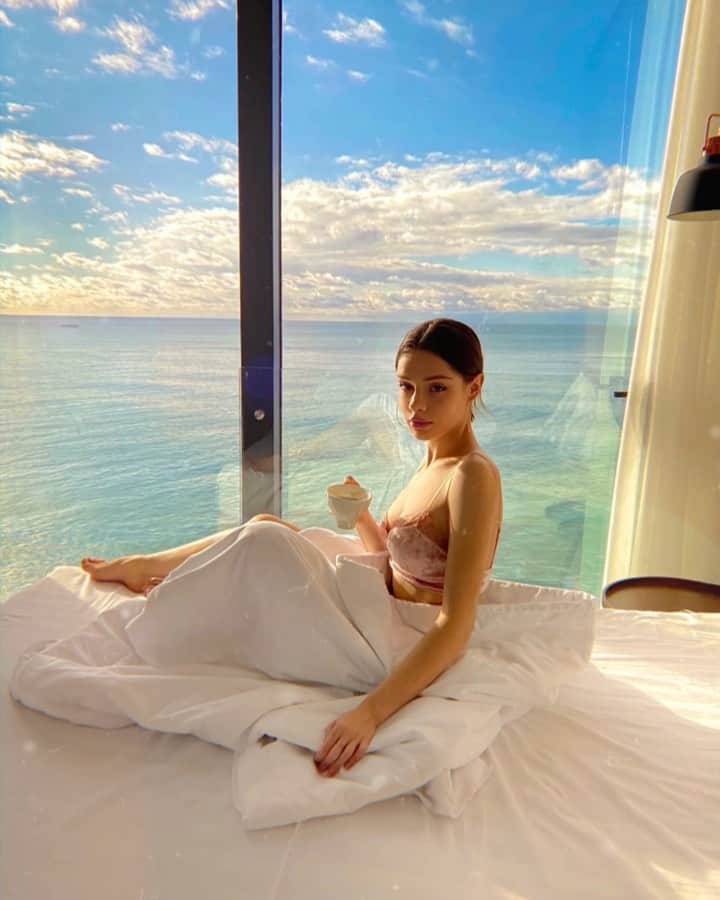 Maria Wayのインスタグラム：「🥰сегодня у моей бабули день рождения, она тоже Стрелец, как и я! А какой у вас знак? ♐️ Вы в них верите? Я не верила, пока не поняла, что почти все парни, которые мне нравятся, это знаки Огня - Стрелец, Овен, Лев 🔥 СОВПАДЕНИЕ? НЕ ДУМАЮ!  __________ кто спрашивает, такая красота в отеле Чайка. Я выкладывала несколько постов назад наш номер, когда тут закат 🌅 Там вообще бомба  @chayka_hotel_sochi」