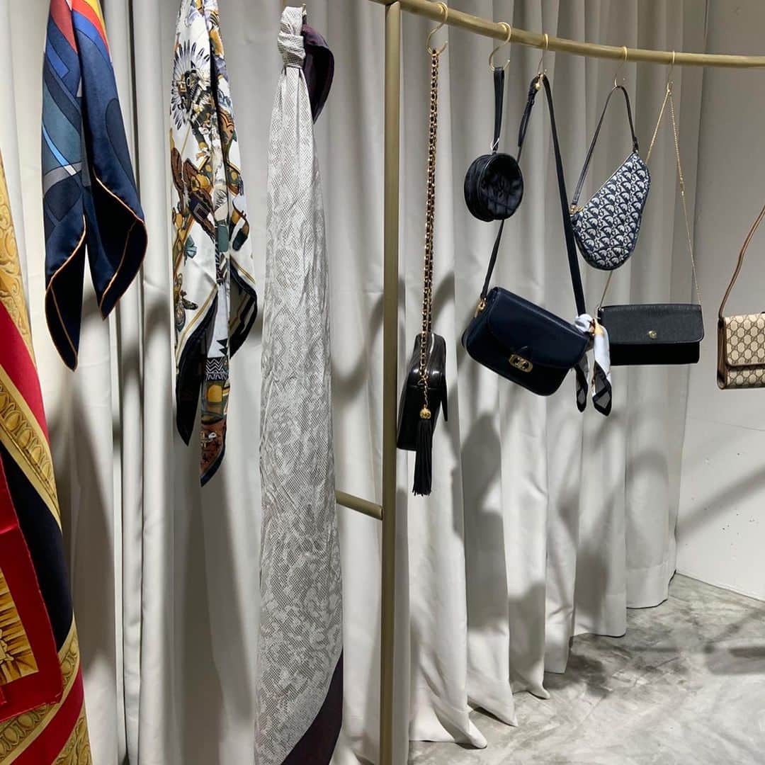otona MUSEさんのインスタグラム写真 - (otona MUSEInstagram)「Ameri VINTAGE 表参道店が本日12/19(土)NEW OPEN👏✨ ブランドの原点でもあるVINTAGEアイテムのみを取り扱う店舗です。 憧れブランドのヴィンテージアイテムが並べられた素敵な店内は、見ているだけでワクワク💕  ■AMERI VINTAGE 表参道店 東京都渋谷区神宮前4-31-5 2階  @amerivintage @ameri_omotesando」12月19日 15時52分 - otonamuse