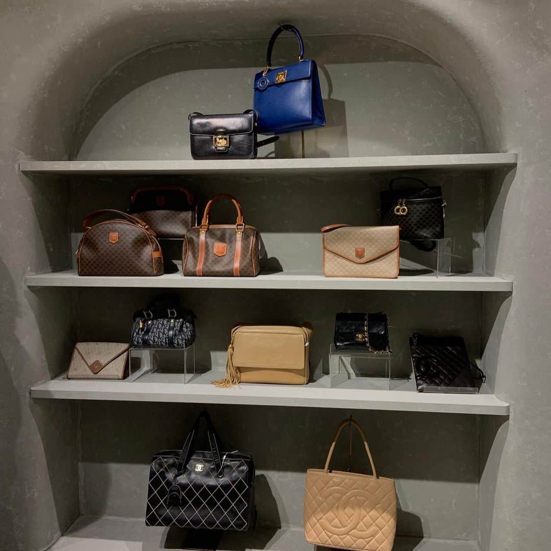 otona MUSEさんのインスタグラム写真 - (otona MUSEInstagram)「Ameri VINTAGE 表参道店が本日12/19(土)NEW OPEN👏✨ ブランドの原点でもあるVINTAGEアイテムのみを取り扱う店舗です。 憧れブランドのヴィンテージアイテムが並べられた素敵な店内は、見ているだけでワクワク💕  ■AMERI VINTAGE 表参道店 東京都渋谷区神宮前4-31-5 2階  @amerivintage @ameri_omotesando」12月19日 15時52分 - otonamuse