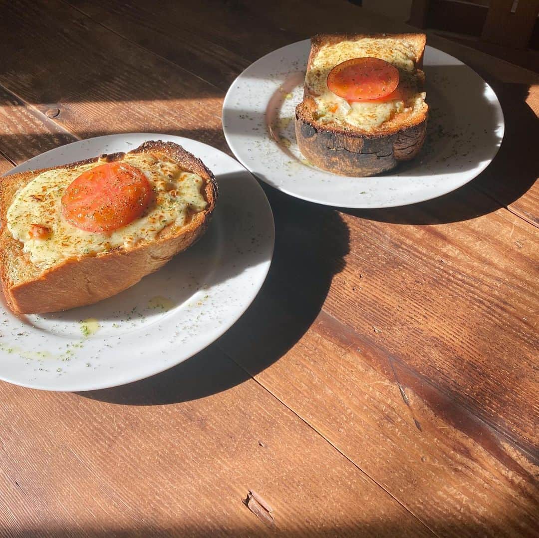 井村亜里香さんのインスタグラム写真 - (井村亜里香Instagram)「中目黒にある隠れ家cafe @laviealacampagne_official ☕️ フランスの田舎暮らしがコンセプトでとにかく落ち着く🌿 居心地が良すぎて長居してしまった♡ 自家製の厚切りパンを使った ミネストローネのチーズトーストも絶品🧀🍴 1Fの雑貨屋洋服も可愛かった〜♡ ・ #nakamegurocafe#nakameguro #tokyokcafe#cafe#cafestagram  #kominkacafe#tokyogurume #中目黒カフェ#中目黒#東京カフェ #中目黒ランチ#東京グルメ#ランチ #古民家カフェ#中目黒グルメ」12月19日 15時52分 - arika_imura
