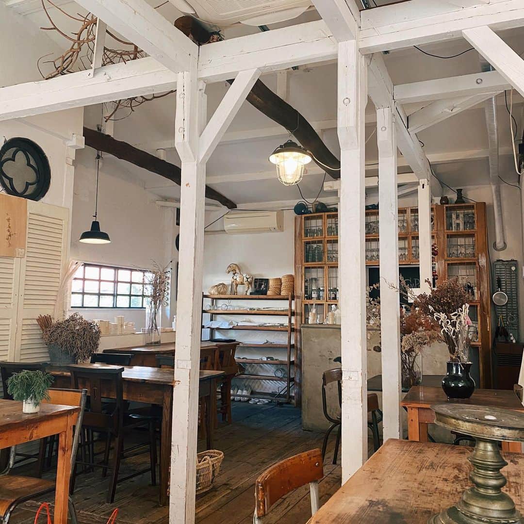 井村亜里香さんのインスタグラム写真 - (井村亜里香Instagram)「中目黒にある隠れ家cafe @laviealacampagne_official ☕️ フランスの田舎暮らしがコンセプトでとにかく落ち着く🌿 居心地が良すぎて長居してしまった♡ 自家製の厚切りパンを使った ミネストローネのチーズトーストも絶品🧀🍴 1Fの雑貨屋洋服も可愛かった〜♡ ・ #nakamegurocafe#nakameguro #tokyokcafe#cafe#cafestagram  #kominkacafe#tokyogurume #中目黒カフェ#中目黒#東京カフェ #中目黒ランチ#東京グルメ#ランチ #古民家カフェ#中目黒グルメ」12月19日 15時52分 - arika_imura