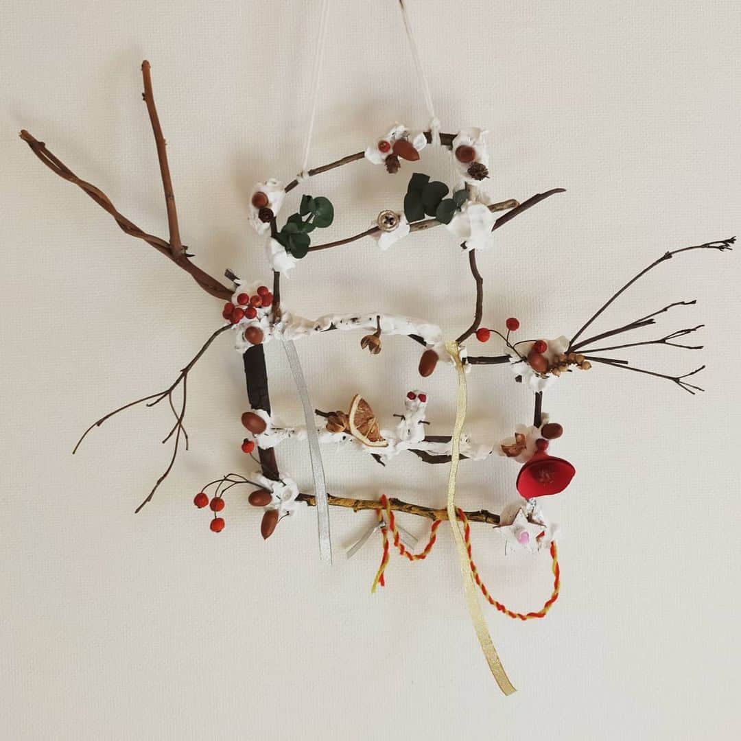 石井寛子のインスタグラム：「造形教室で製作した 手作りクリスマス飾り🎄❤  粘土で木の枝をつないで あとは自然のアイテムで。  左右に伸びる枝のバランスが なんとも素敵で こどものセンスにいつも脱帽。  私だとぜったい こじんまりとしちゃう。  あ、なんだか 雪だるまに見えてきませんか🎵☃ 　 １００均のLEDライトをつけて キラキラオーナメントに。 暖色系のが、なおよかったかな。  #こどもと暮らす  #こどもとの時間 #６歳女の子 #習い事 #造形教室 #クリスマス飾り #手作り #kodomono #mamari」