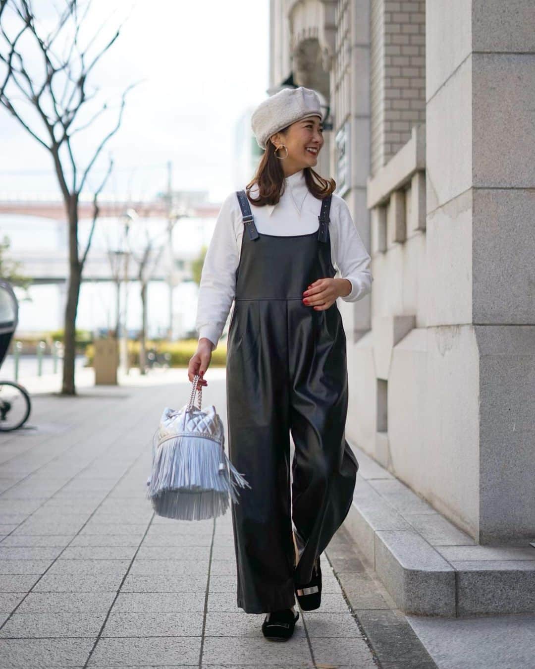 Mai Wakimizuのインスタグラム：「先日ご紹介したオールインワン、カラー違いは定番black。エコレザーの柔らかい風合いが特徴で、インナーに白を持ってくると更に優しい印象に♡しつこく今日も付け襟カットソー。笑 軽くて楽ちんな着心地をメインに、ヒップラインをカバーしてくれるゆったりシルエットや、ぺたんこでも綺麗に履けるような丈感(肩ベルトで調節可能)など、お勧めしたいところがいっぱい！どんなアウターにも合わせやすいのも嬉しい♡エコレザーのオールインワンは、去年からずっと作りたかったアイテムなので個人的に特別お気に入り♡ #wakkinstyle#ootd#coordinate#ママコーデ tops:#linkable @linkable_official allinone:#linkable @linkable_official(来週24日発売予定) bag:#jmdavidson  shoes:#sergiorossi  hat:#ca4la」
