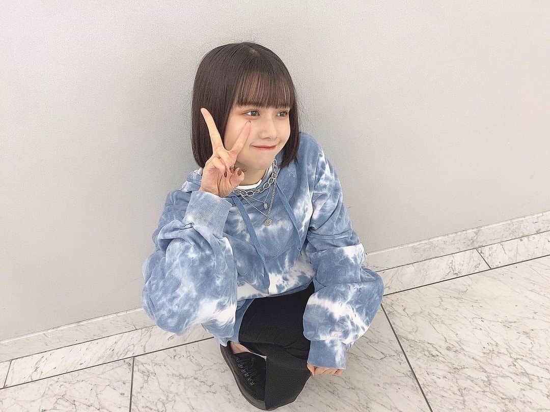 のインスタグラム：「・ ・ ももちゃんに撮ってもらった☺️✌🏻 ・ ハッシュタグ大量につけるマン🦸🏼‍♂️ ・ ・ #パーカーコーデ  #jouetie #evris #uniqlo #emoda #dholic  #ユニクロ #エモダ #ジュエティ #エヴリス  #ボブ #黒髪 #黒髪ボブ」