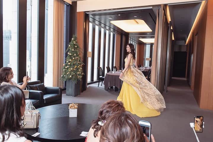浅井香葉子さんのインスタグラム写真 - (浅井香葉子Instagram)「【ステージは日常にこそ存在する👠】﻿ ﻿ 生徒さまとの﻿ MUSEL secret Party 2020﻿ 〜自分自身をもてなす日〜﻿ ﻿ 今年もレッスンを通して﻿ 沢山の方とご縁が繋がりました﻿ ﻿ きっかけは﻿ ミセスコンテストや﻿ オンライン講座﻿ など、それぞれ異なりますが﻿ ﻿ 全員と共通していることは﻿ 『歩く』ということ💓﻿ ﻿ まずは皆んなで歩き納め👠😆﻿ プチランウェイしました﻿ ﻿ 皆んなエネルギー高く﻿ 歩くことを楽しんでいたのが﻿ とても嬉しい💕﻿ ﻿ 〜Walk my Life〜 ステージは日常にこそ存在します✨﻿ ﻿ 思い思いのスタイルで﻿ 自由にわたしを表現しながら﻿ 歩きたいですね﻿♡ ﻿ そしてね﻿ 毎日同じ歩き方って存在しないんですよ﻿ ﻿ 心と身体の状態で﻿ 歩き方は変わる﻿ ﻿ だから歩くことは﻿ 自分と向き合うこと♡﻿ ﻿ 私もSpecial Thanksで﻿ 世界大会ドレスを着て歩きましたー💕﻿ ﻿  つづく…﻿ ﻿ ﻿ ﻿ 〜美しさの種は自分の中に在る〜﻿ 全ては自分と向き合うことから﻿ ﻿ ____________________★_____________________﻿ 「在り方・歩き方・美しい所作」で﻿ あなたの存在そのものを輝きにする﻿ MUSEL Walking & Life﻿ ﻿ 👠レッスン申込みは @asaikayoko プロフィールURLから﻿  #ウォーキング #浅井香葉子 #ウォーキング講師 #ウォーキングレッスン東京 #ランウェイ #walkmylife #dress #パーティドレス #ブルガリイルリストランテ」12月19日 16時09分 - asaikayoko